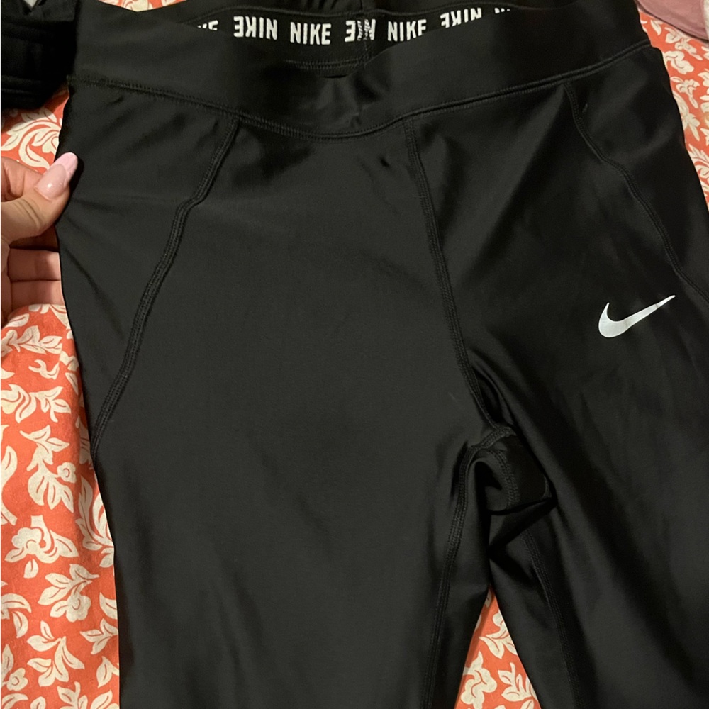Black Nike running leggings